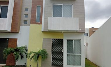 Casa con terreno excedente en clúster con alberca y vigilancia en Fracc. Lagos de Puente Moreno. Climatizada
