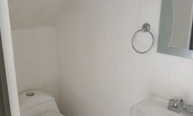 Casa con terreno excedente en clúster con alberca y vigilancia en Fracc. Lagos de Puente Moreno. Climatizada