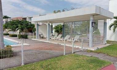 Casa con terreno excedente en clúster con alberca y vigilancia en Fracc. Lagos de Puente Moreno. Climatizada