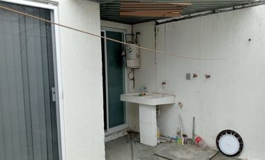 Casa con terreno excedente en clúster con alberca y vigilancia en Fracc. Lagos de Puente Moreno. Climatizada