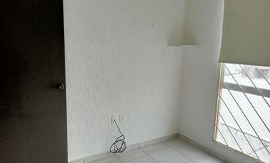 Casa con terreno excedente en clúster con alberca y vigilancia en Fracc. Lagos de Puente Moreno. Climatizada