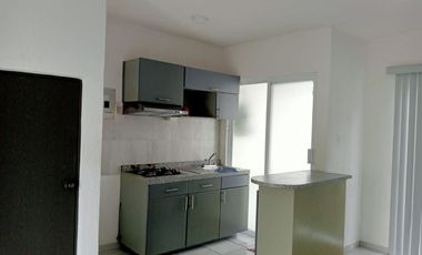 Casa con terreno excedente en clúster con alberca y vigilancia en Fracc. Lagos de Puente Moreno. Climatizada