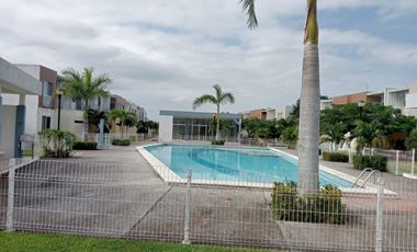 Casa con terreno excedente en clúster con alberca y vigilancia en Fracc. Lagos de Puente Moreno. Climatizada