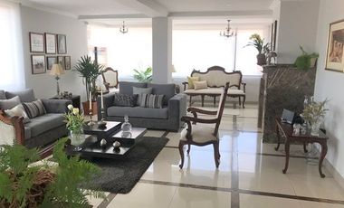 Lujoso Penthouse en venta 345m2C a pocas cuadras del centro de Cuenca