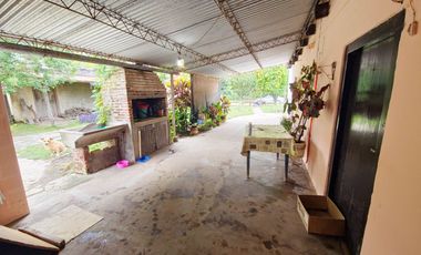 Vivienda con amplio terreno mensurable en Romang