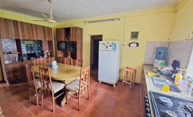 Vivienda con amplio terreno mensurable en Romang