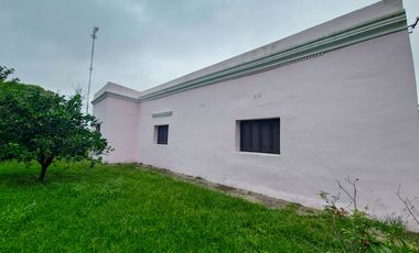 Vivienda con amplio terreno mensurable en Romang