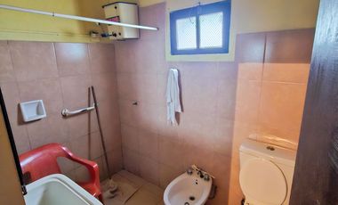 Vivienda con amplio terreno mensurable en Romang