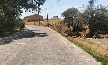 Venta de Terreno a descendente, sobre avenida, con paso de riachuelo, cerca del centro