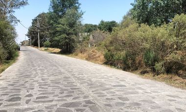 Venta de Terreno a descendente, sobre avenida, con paso de riachuelo, cerca del centro