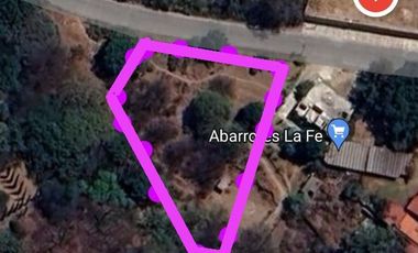 Venta de Terreno a descendente, sobre avenida, con paso de riachuelo, cerca del centro