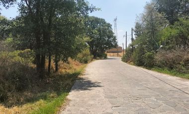 Venta de Terreno a descendente, sobre avenida, con paso de riachuelo, cerca del centro