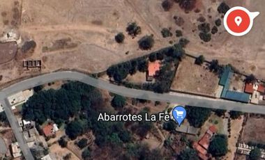 Venta de Terreno a descendente, sobre avenida, con paso de riachuelo, cerca del centro