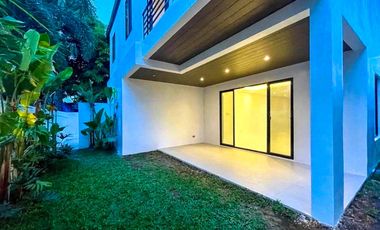 LUXE 2-STOREY, 5-BEDROOM HOUSE WITH BALCONY FOR SALE IN BF HOMES