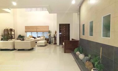 3storey House for lease with 7br