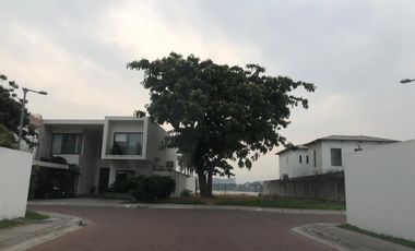 Samborondon, Vendo Excelente Terreno de Oportunidad con Vista Al Río.