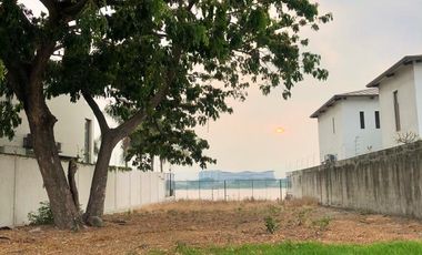 Samborondon, Vendo Excelente Terreno de Oportunidad con Vista Al Río.