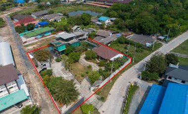 Selling a modern loft-style single house on a 2,372 square meters land, located near Chonburi bypass road, with easy access. Just 10 minutes to Robinson Lifestyle Chonburi at a special price!