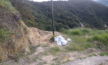 VENDO TERRENO DE 3 CUADRAS CON 4 EXPLANACIONES EN BARBOSA ANTIOQUIA.