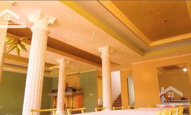 AMPLIA CASA DE TRES PISOS, IDEAL PARA INSTALAR UNA CLÍNICA, SPA, COLEGIO, CENTRO RECREATIVO, ETC