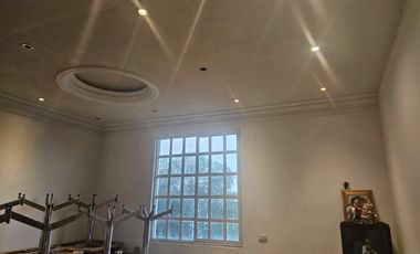 AMPLIA CASA DE TRES PISOS, IDEAL PARA INSTALAR UNA CLÍNICA, SPA, COLEGIO, CENTRO RECREATIVO, ETC