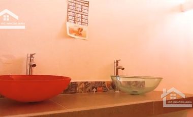 AMPLIA CASA DE TRES PISOS, IDEAL PARA INSTALAR UNA CLÍNICA, SPA, COLEGIO, CENTRO RECREATIVO, ETC