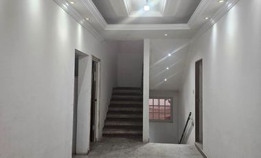 AMPLIA CASA DE TRES PISOS, IDEAL PARA INSTALAR UNA CLÍNICA, SPA, COLEGIO, CENTRO RECREATIVO, ETC