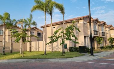 Venta de Casa de Lujo con Terreno amplio en Urbanización Casa Laguna