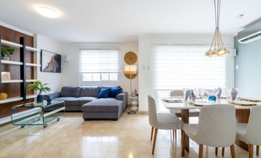 Venta de Casa de Lujo con Terreno amplio en Urbanización Casa Laguna