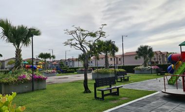 Venta de Casa de Lujo con Terreno amplio en Urbanización Casa Laguna