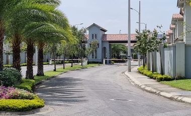 Venta de Casa de Lujo con Terreno amplio en Urbanización Casa Laguna