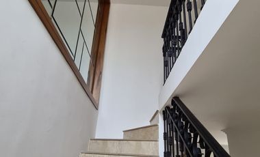 Venta de Casa de Lujo con Terreno amplio en Urbanización Casa Laguna