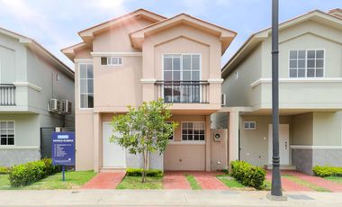 Venta de Casa de Lujo con Terreno amplio en Urbanización Casa Laguna