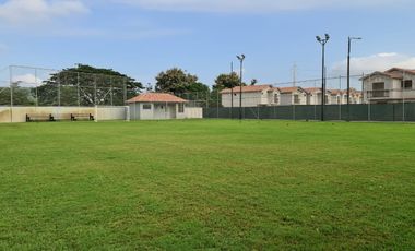 Venta de Casa de Lujo con Terreno amplio en Urbanización Casa Laguna