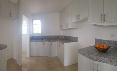 Venta de Casa de Lujo con Terreno amplio en Urbanización Casa Laguna