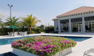 Venta de Casa de Lujo con Terreno amplio en Urbanización Casa Laguna
