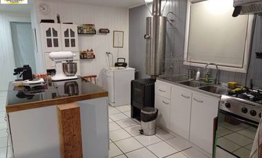 EN VENTA AMPLIA CASA CON CABAÑA Y GALPON EN PARCELA