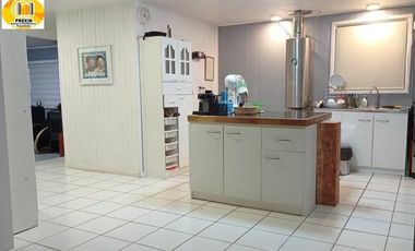 EN VENTA AMPLIA CASA CON CABAÑA Y GALPON EN PARCELA