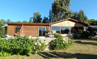 EN VENTA AMPLIA CASA CON CABAÑA Y GALPON EN PARCELA