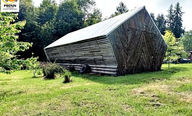 EN VENTA AMPLIA CASA CON CABAÑA Y GALPON EN PARCELA