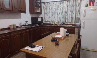 Villa Udaondo - Venta - Amplio Lote c/ 2 departamentos