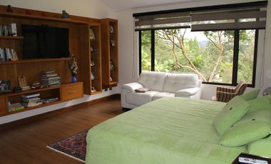 One Level Home With Traditional and Modern Touches in Residential Community