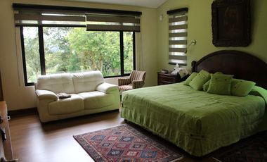 One Level Home With Traditional and Modern Touches in Residential Community