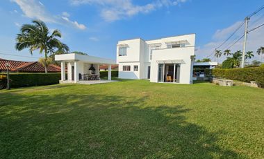Casa Campestre en venta sector el caimo Armenia . todo un espectáculo de casa