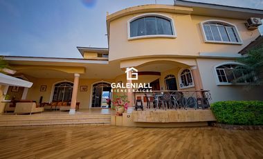 Casa Lujosa En Venta en Urbanización Privada, Machala