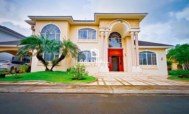 Casa Lujosa En Venta en Urbanización Privada, Machala