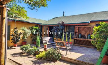 Leon Propiedades vende hermosa casa con piscina en el Pangal, Curacavi.