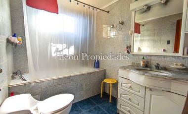 Leon Propiedades vende hermosa casa con piscina en el Pangal, Curacavi.