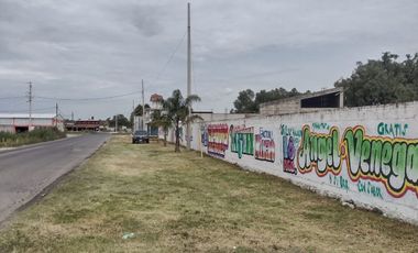 Extraordinario Terreno bardeado a pie de carretera con servicios y acotamiento para estacionamiento 890 m2 topografia plana en Tecali Puebla$3,500,000