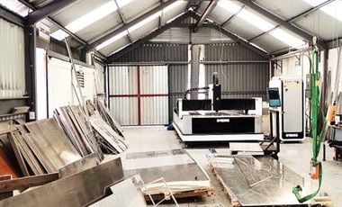 Bodega en renta con acceso a tráiler (con equipo para trabajar acero inoxidable)